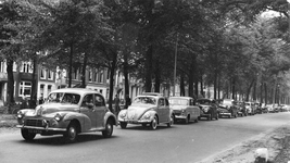 502440 Afbeelding van een lange rij auto's (file) op de Maliebaan te Utrecht.